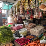 Beberapa harga sembako di Jatim hari ini mengalami sedikit penurunan. Foto: Sulthon/Bangsaonline.