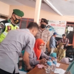 Suasana pembagian BLT di Balai Desa Sadengrejo.