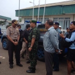 Kapolres bersama Dandim Tuban di posko pencarian korban palabuhan TPPI Tuban. foto: SUWANDI/ BANGSAONLINE