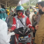 DRIVE THRU: Wabup Nur Ahmad melihat rapid test Covid-19 yang digelar RS Mitra Keluarga Waru, Senin (11/5). foto: ist