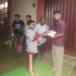 Penyerahan bantuan kepada puluhan anak yatim-piatu oleh grup medsos MWP Pacitan. foto: ist