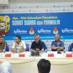 Ketua KPU RI Arief Budiman memberikan keterangan pers saat mengunjungi PT. Temprina. foto: SYUHUD/ BANGSAONLINE