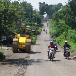 Petugas saat melakukan perbaikan jalan di Desa Sumbergedang, Pandaan.

