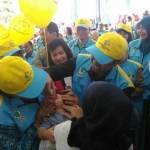 Abah Anton dan Umi Farida, ketika meneteskan vaksin polio ke salah satu balita. foto: hms