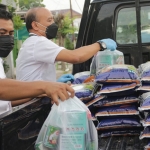 Petugas Dinsos Kota Kediri siap mengirimkan bantuan kepada warga yang sedang menjalani isolasi mandiri di Kelurahan Kemasan. (foto: ist)
