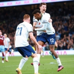 Emerson Royal dikerubuti rekannya usai mencetak gol pembuka Spurs melawan West Ham.