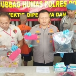 Kapolres Ponorogo AKBP Arief Fitrianto menunjukkan barang bukti ungkap kasus penemuan mayat bayi di saluran air persawahan Desa Kaponan, Kecamatan Mlarak.
