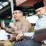 Menteri Desa, Pembangunan Daerah Tertinggal dan Transmigrasi Republik Indonesia, Eko Putro Sandjojo (baju batik) saat silaturahmi ke Ponpes Mambaul Maarif Denayar Jombang. foto: RONY S/ BANGSAONLINE