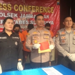 Kapolsek Jambangan, Kanit Reskrim dan Kasi Humas Polrestabes Surabaya saat menggelar rilis pers. Foto: Rusmiyanto/BANGSAONLINE