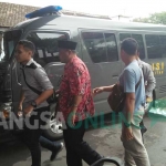 Ketua KONI Dwi Wahyu Hadi (kemeja batik merah) mendatangi Kejari Blitar menggunakan mobil tahanan. foto: AKINA/ BANGSAONLINE