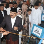 Gubernur Jawa Timur Menyerahkan Hewan Qurban secara simbolis kepada Direktur Masjid Al-Akbar Surabaya. foto: YUDI EP/ BANGSAONLINE