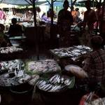 Jumlah ikan laut di pasar sedikit, maka, harga membumbung tinggi. Foto:bahri/BANGSAONLINE