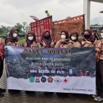 OSIS SMAN 2 Batu memberikan sumbangan bahan material berupa 6.000 batu bata merah dan 2 pikap koral kepada korban terdampak banjir bandang.