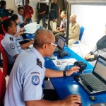 Pelayanan paspor di Kantor Imigrasi Malang. foto: batikimono