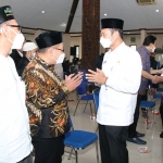 Bupati Yuhronur Efendi menyalami para kiai dan imam masjid yang akan menjalani vaksinasi. (foto: ist)