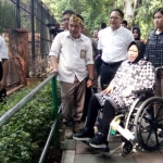 Wali Kota Risma saat berkunjung ke KBS bersama cucu kesayangannya, didampingi beberapa pejabat Pemerintah Kota Surabaya.