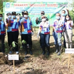 Bupati Yuhronur Efendi foto bersama usai pencanangan dan penanaman bambu di TPA Tambakrigadung. (foto: ist)