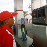 Seorang petugas SPBU Kalianyar, Kecamatan Kapas sedang bekerja. SPBU ini salah satu yang menyediakan bonus voucher BBK.