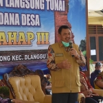 Bupati Pungkasiadi saat memberikan bantuan BLT DD. (foto: ist).