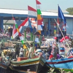 Perahu nelayan Desa Campurejo yang sudah dihias saat mengikuti kirab. foto: SYUHUD/ BANGSAONLINE