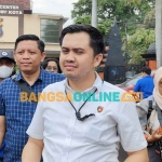 Kasatreskrim Polres Kediri Kota, AKP Tommy Prambana, saat memberi keterangan kepada awak media. Foto: MUJI HARJITA/BANGSAONLINE