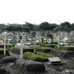 Hiasan yang mulai terlihat di makam Keputih. foto: BANGSAONLINE