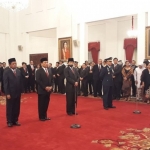 Presiden Jokowi saat melantik Idrus Marham, Jenderal Moeldoko dan Agum Gumelar di Istana Presiden Jakarta, Rabu (17/1/2018). Foto: republika.co.id 
