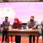 Gubernur Jawa Timur Khofifah Indar Parawansa saat menandatangani MoU dengan Founder Rumah Perubahan Rhenald Kasali tentang Pengembangan Kompetensi Sumber Daya Manusia di Provinsi Jawa Timur. foto: ist/ bangsaonline.com