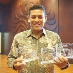 Wali Kota Kediri, Abdullah Abu Bakar, dan tiga penghargaan dari Universitas Indonesia. Foto: Ist