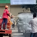 Petugas dan panitia menghentikan setiap mobil pengantar di pintu gerbang Ponpes Lirboyo, untuk disemprot disinfektan. foto: MUJI HARJITA/ BANGSAONLINE