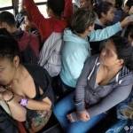 ?di angkutan umum, seperti bus dan trem, rawan terjadi pelecehan seksual bagi perempuan. foto: repro dw.de