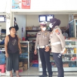 Anggota Satlantas Polres Nganjuk saat mengunjungi sebuah toko penjual sparepart motor.