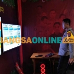 Kapolres Pasuruan, AKBP Bayu Pratama Gubunagi, didampingi Kasatlantas Polres Pasuruan, AKP Deny Eko Prasetyo, saat meninjau kesiapan salah satu pos. Foto: M. ANDY FACHRUDIN/BANGSAONLINE