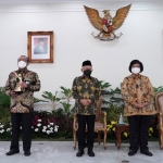 Direktur Utama PT PJB, Gong Matua Hasibuan, saat menerima penghargaan di Istana Wakil Presiden RI.