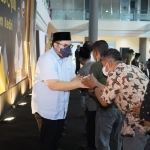 Bupati Kediri Hanindhito Himawan Pramana saat bersalaman dengan para kades. (Foto: Ist)