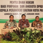 Plt. Wali Kota Pasuruan Raharto Teno Prasetyo saat membuka penyuluhan didampingi Ketua DPRD dan Sekretaris Daerah.