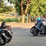 Kendaraan roda dua dan roda empat yang parkir di Kawasan SLG depan Kantor Dinas Perhubungan Kabupaten Kediri tetap dipungut uang parkir. foto: MUJI HARJITA/ BANGSAONLINE