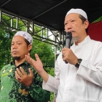 Ketua PCNU Kabupaten Pasuruan, KH Imron Mutamakkin, saat memimpin doa bersama.