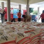 Petugas saat menurunkan beras bantuan. (foto: Kominfo).