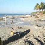 Tangkapan layar video viral aktivitas diduga pengerukan pasir ilegal di Desa Pabian, Kagean, Sumenep.