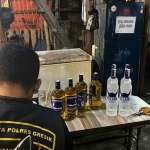 Beberapa barang bukti minuman keras yang diamankan anggota Porles Gresik. Foto: Ist.