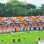 Aksi supporter Persibo saat mendukung tim kesayangannya.