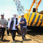 Gubernur Jatim Khofifah Indar Parawansa saat meninjau pembangunan Spillway Sungai Tanggul di Desa Paseban, Kecamatan Kencong, Kabupaten Jember.