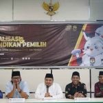 Anggota KPU RI, Mochammad Afifuddin, saat memberi arahan dalam sosialisasi dan pendidikan pemilih pada Pemilu 2024 yang digelar KPU Jatim di MTsN 1 Mojokerto. Foto: Ist