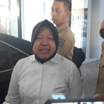 Wali Kota Surabaya Tri Rismaharini memberikan keterangan usai mendatangi Polda Jatim.
