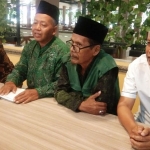 GALANG DUKUNGAN: Koordinator MWC NU se-Sidoarjo, Ahmad Chuzaimi Syakar (dua dari kiri) menyampaikan dukungan ke Mas Iin-Bunda Ainun, Jumat (14/8). foto: ist.