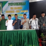 Cawagub Jatim Emil Elistianto Dardak bersama relawan Gresik. Foto: SYUHUD A/BANGSAONLINE