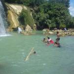 Tim Sar dan warga saat melakukan pencarian korban tenggelam di Air Terjun Toroan Ketapang.  foto: BANGSAONLINE