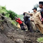 Longsor yang menyebakan satu rumah rusak total.