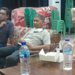Kepala DLH Gresik, Sri Subaidah (kanan), saat mengikuti pertemuan di Balai Desa Roomo pasca terjadi kebocoran di PT Linde Indonesia. Foto: Ist.